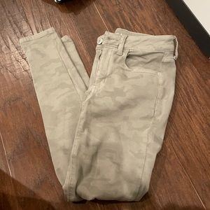 AMERICAN EAGLE camo skinny jeans